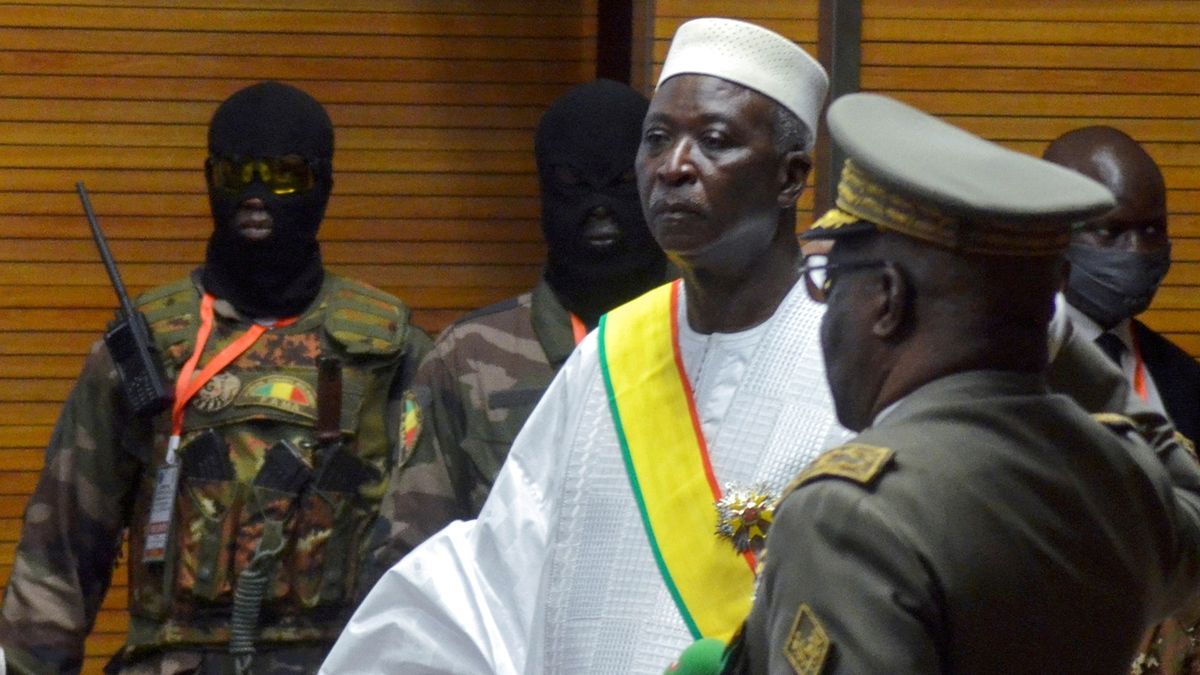 Další puč v Mali, zatkli prezidenta i premiéra